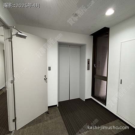 貸室階エレベーターホール
