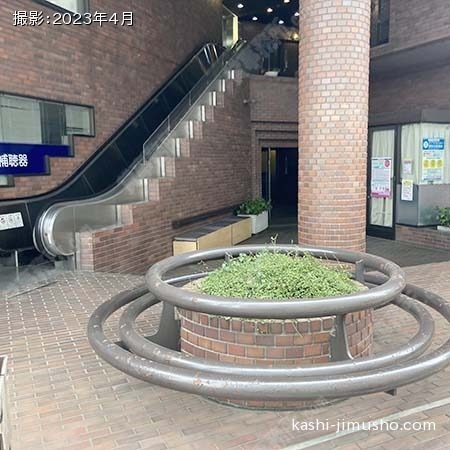 ビル入口前面