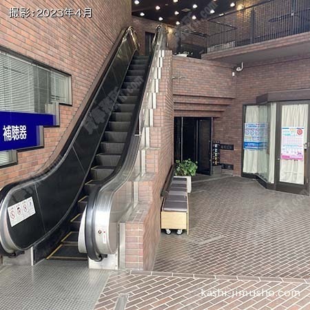 ビル入口前面