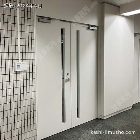 貸室入口(B1階)
