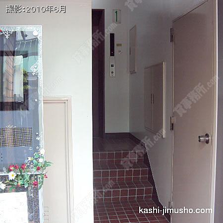 エレベーター前階段