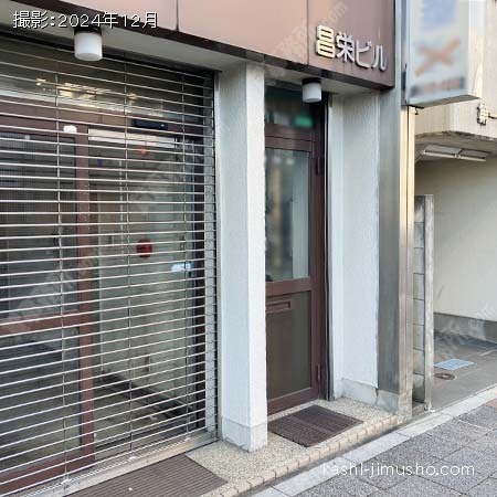 ビル入口前面