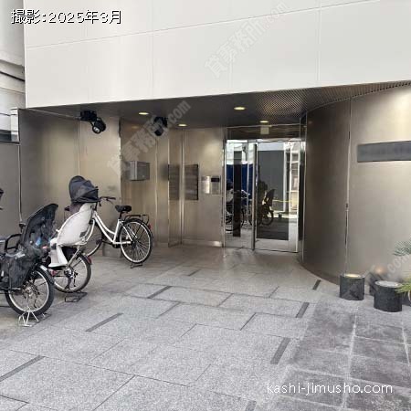 ビル入口前