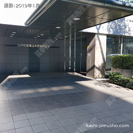 ビル入口前