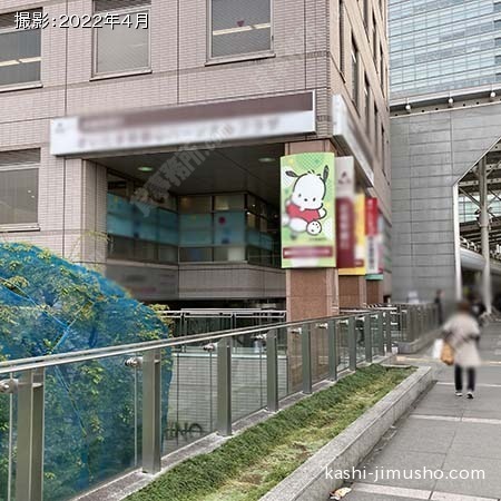 ビル前面(2階デッキより）