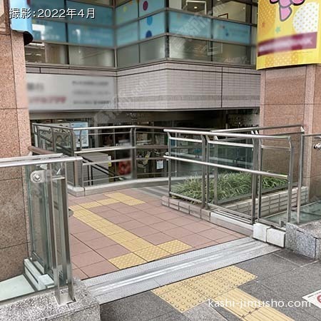 2階ビル入口前