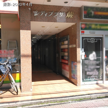 ビル入口前面