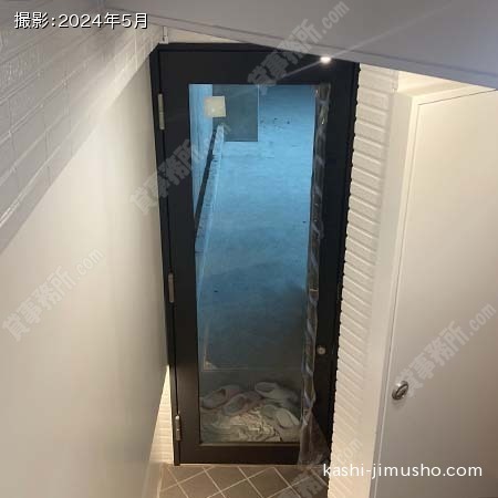 貸室入口(B1階)