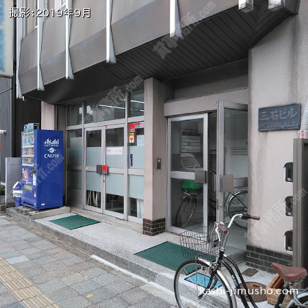 ビル入口前面