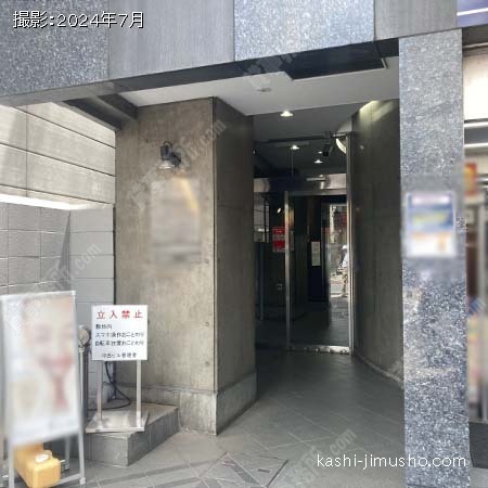 ビル入口前面