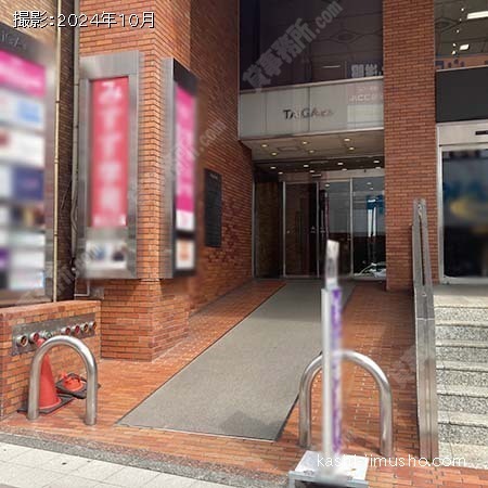 ビル入口前面