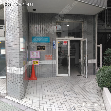 ビル入口前面