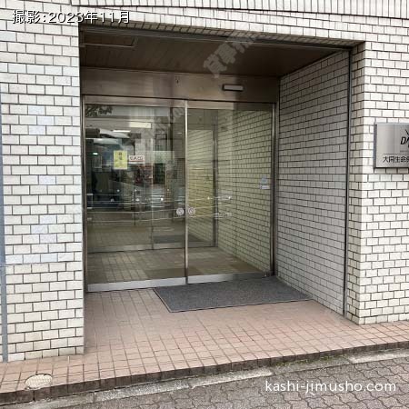 ビル入口前面