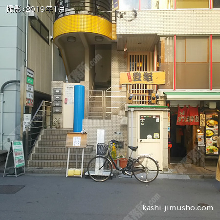 ビル入口前