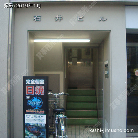 ビル入口前