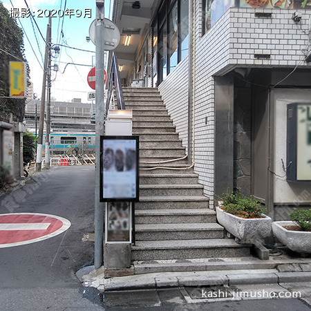 2階への階段