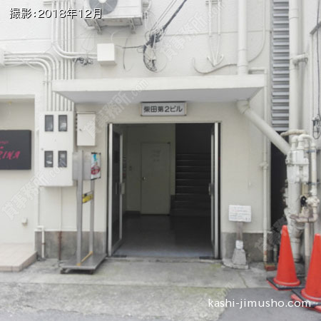 ビル入口前