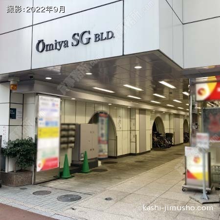 ビル入口前