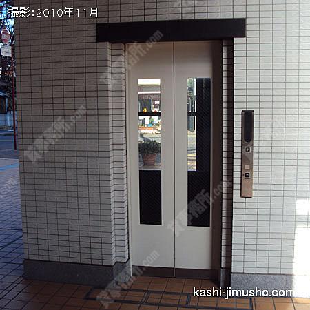 玄関へのエレベーター 