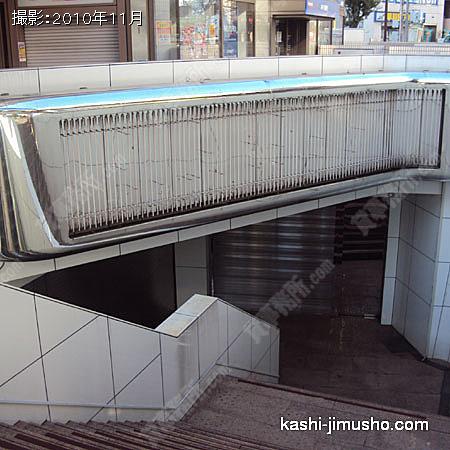  地下貸室への入口