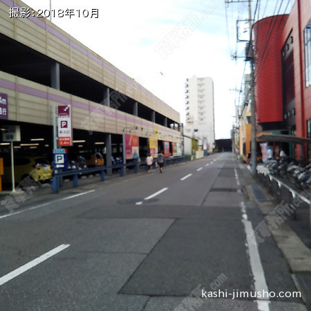 ビル裏道路