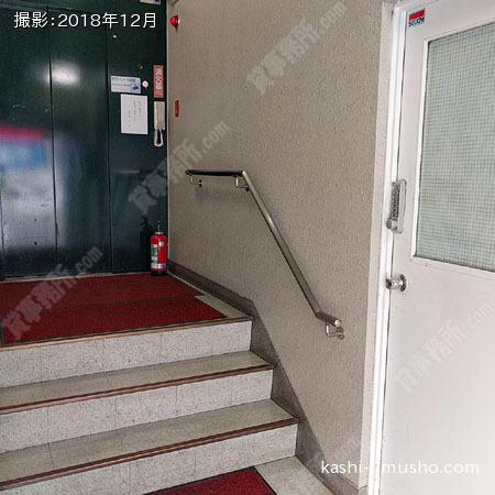 エレベーター前階段