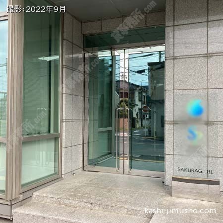 ビル入口前面