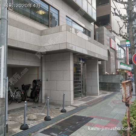ビル入口前面