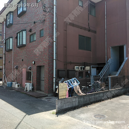 ビル入口前