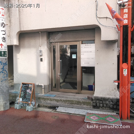 ビル入口前