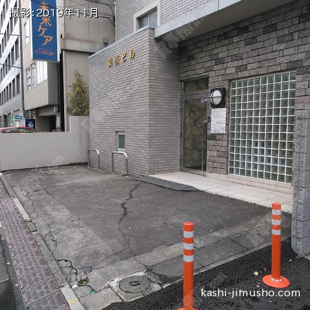ビル入口前面