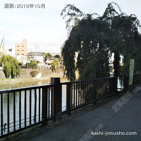 周辺環境(ビル裏の田川)