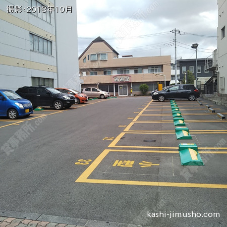 周辺環境(ビル隣のコインパーキング)