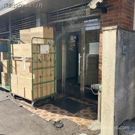 ビル入口前面