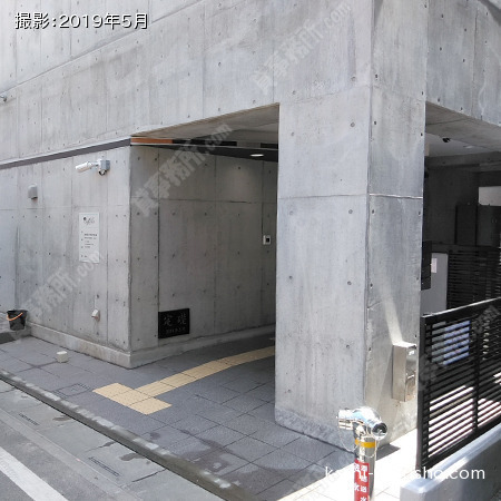 ビル入口前