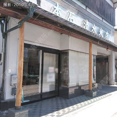 ビル入口前