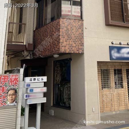 ビル入口前