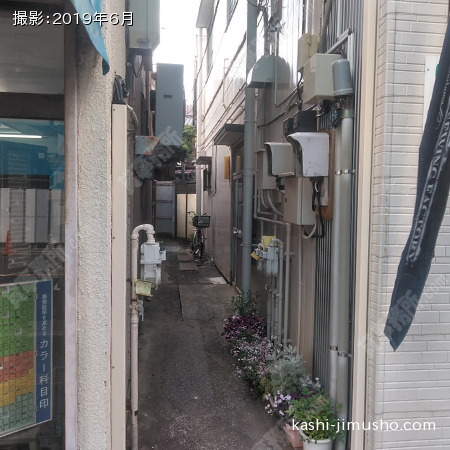ビル側面(入口側)
