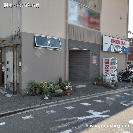 ビル入口前
