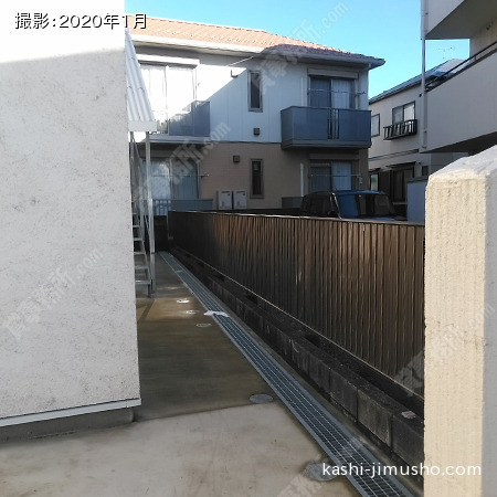 ビル入口前