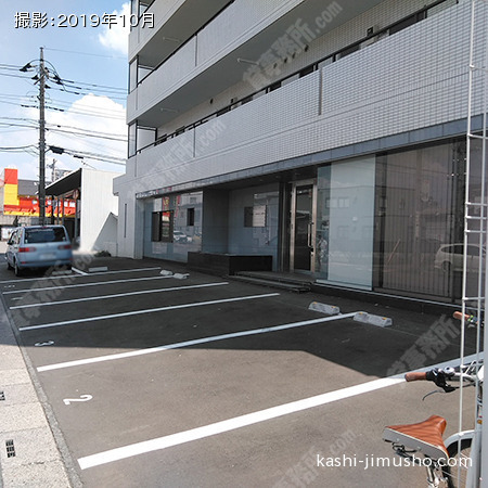 ビル前面・駐車場