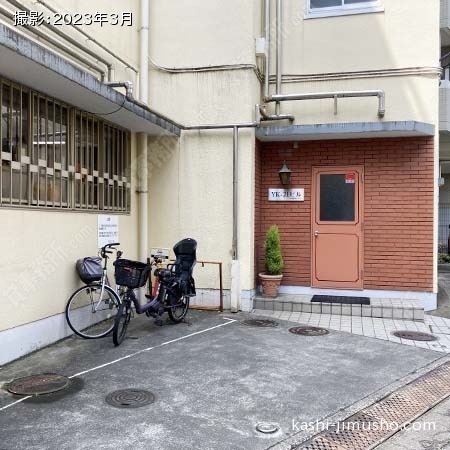 ビル入口前