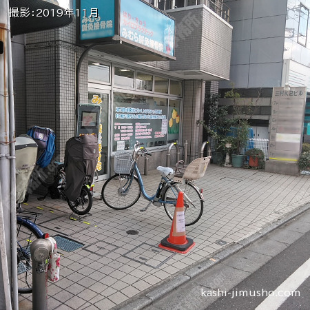 ビル入口前