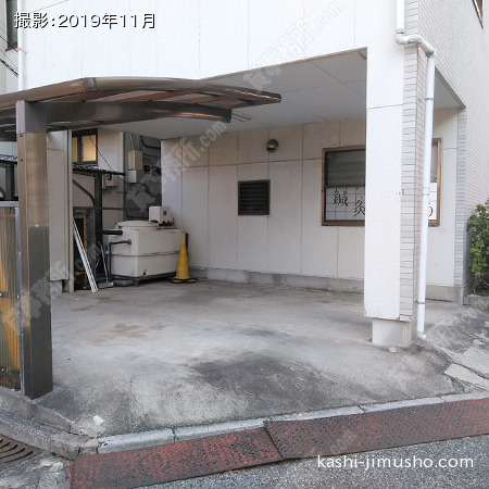 ビル裏側の駐車場