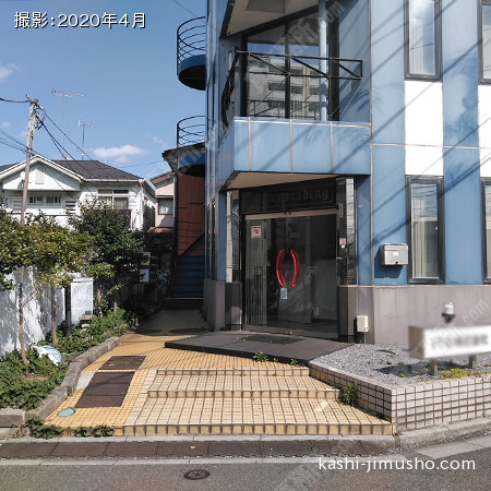 ビル入口前面