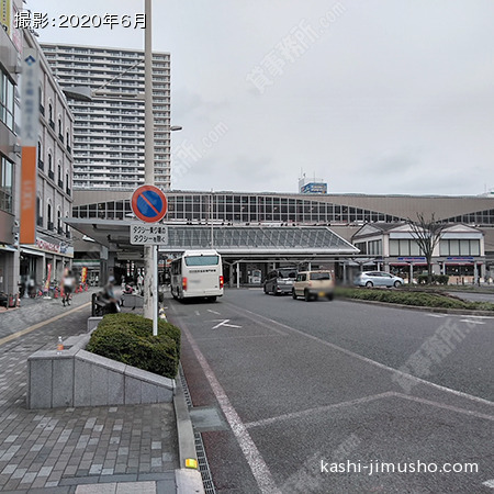ビル前：駅前ロータリー