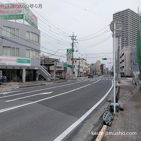 ビル裏：大通り