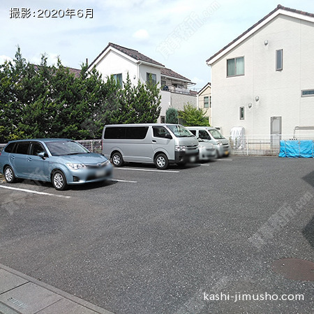 裏の駐車場