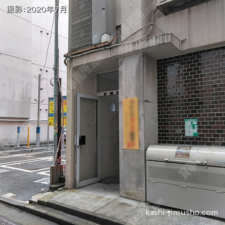 ビル入口前