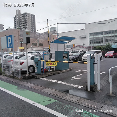 ビル隣:時間貸駐車場